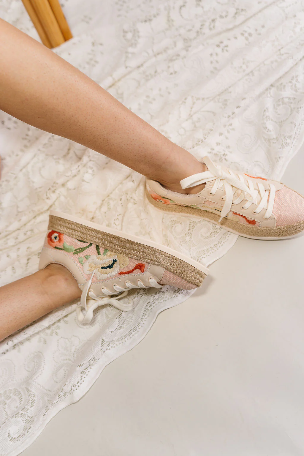 Dolce Vita Azalia Pink Floral Raffia Sneaker - Image 3
