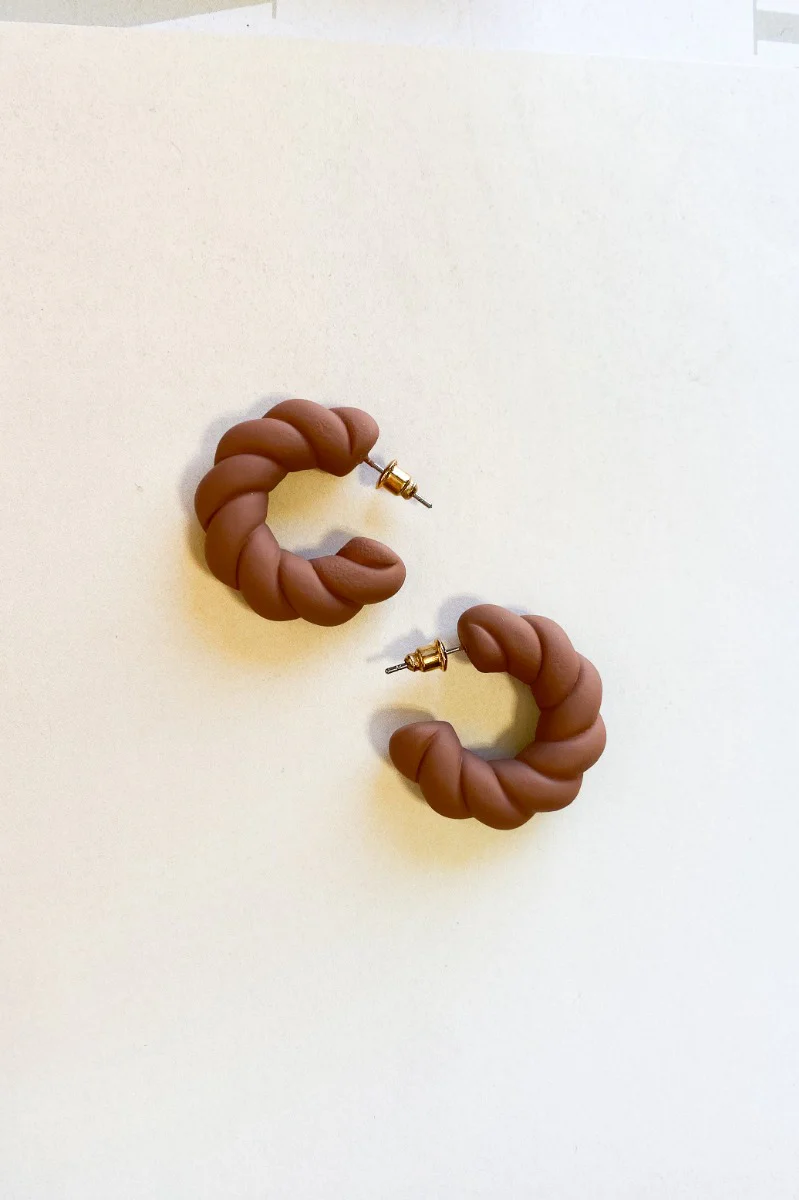 Twisted Feeling Earring In Brown