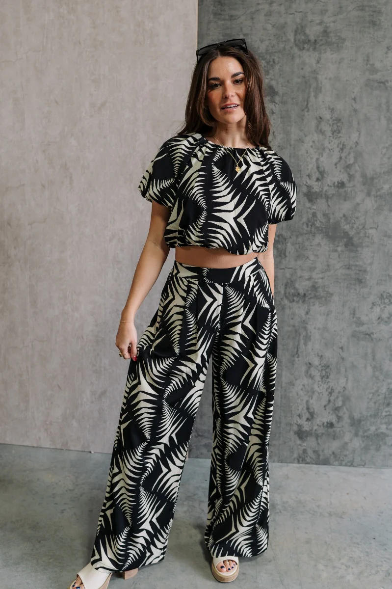 Genevieve Black & Cream Printed Short Sleeve Top - Image 2
