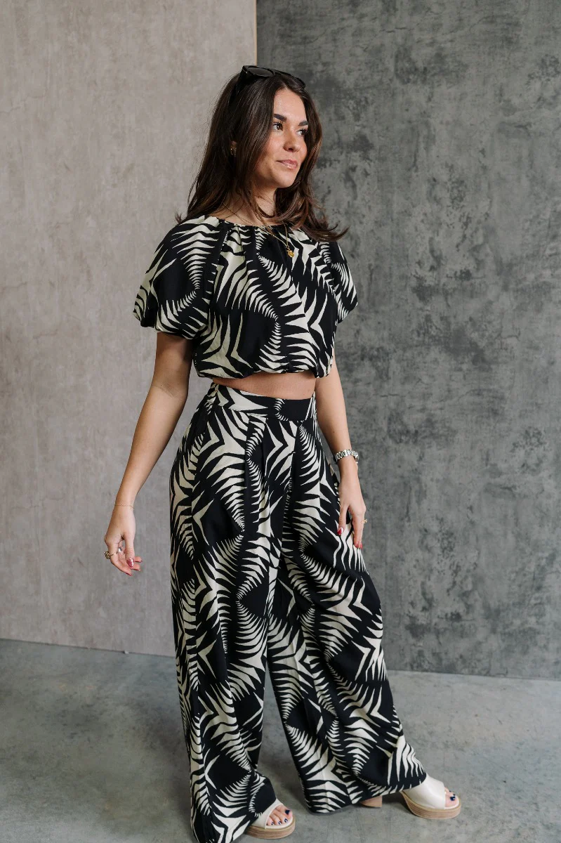 Genevieve Black & Cream Printed Short Sleeve Top - Image 4