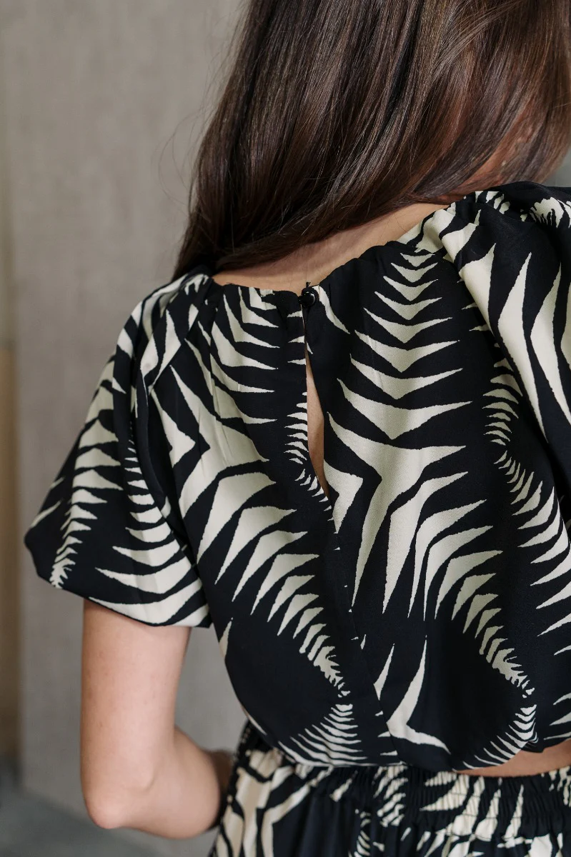 Genevieve Black & Cream Printed Short Sleeve Top - Image 6