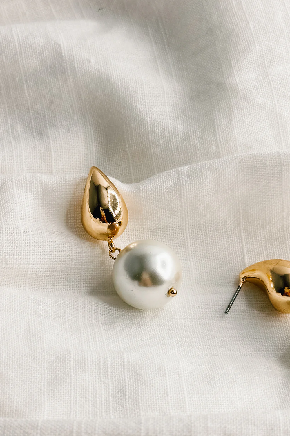 Julie Gold and Pearl Dangle Earring - Image 2