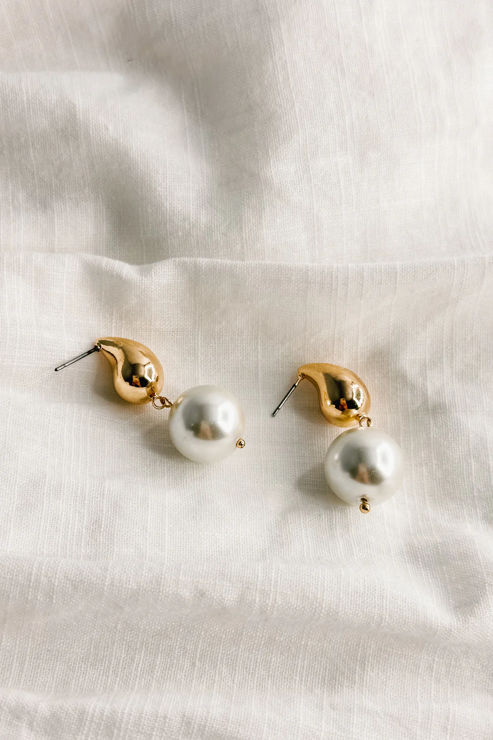 Julie Gold and Pearl Dangle Earring - Image 3
