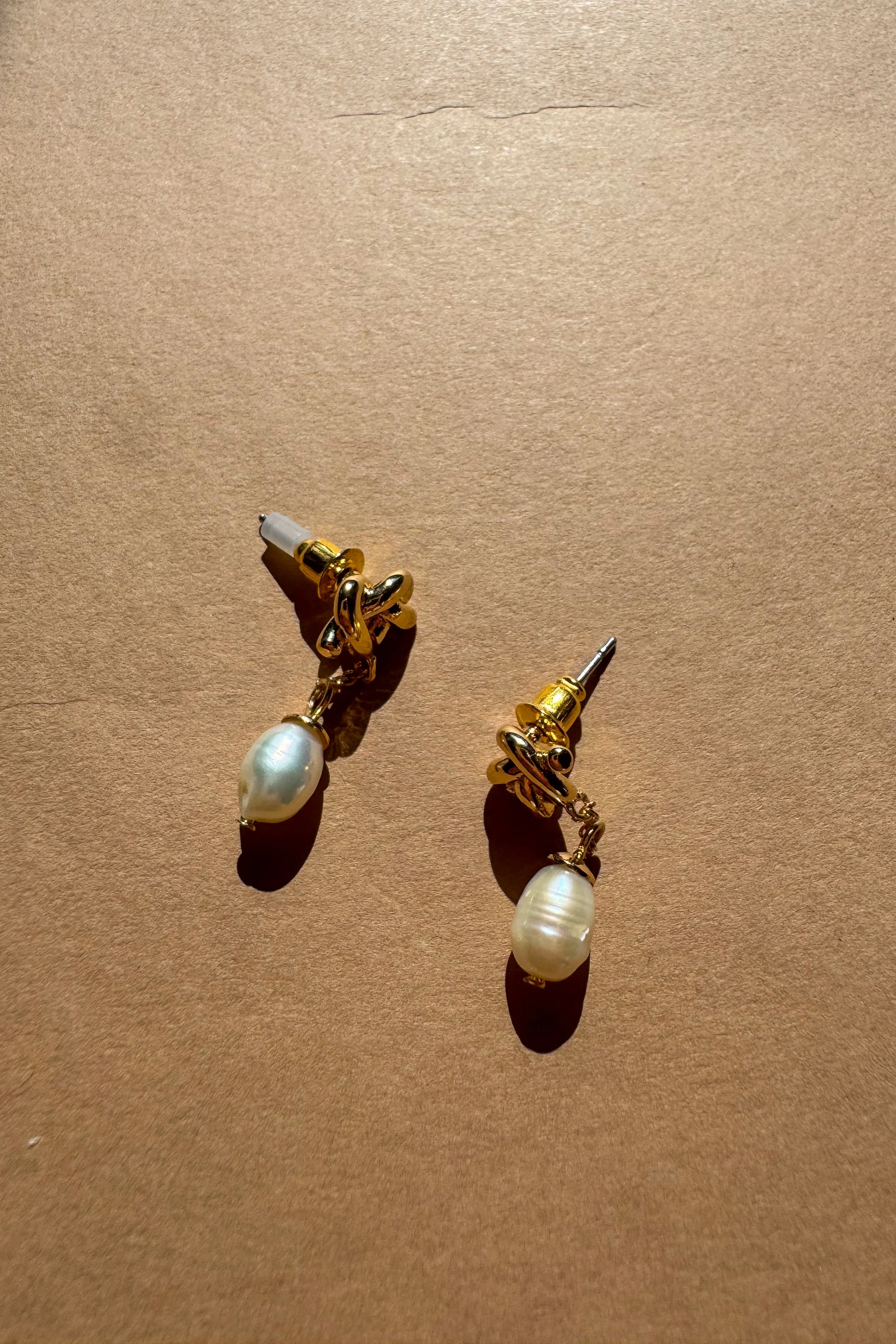 Paula Gold Knot & Pearl Earrings - Image 4