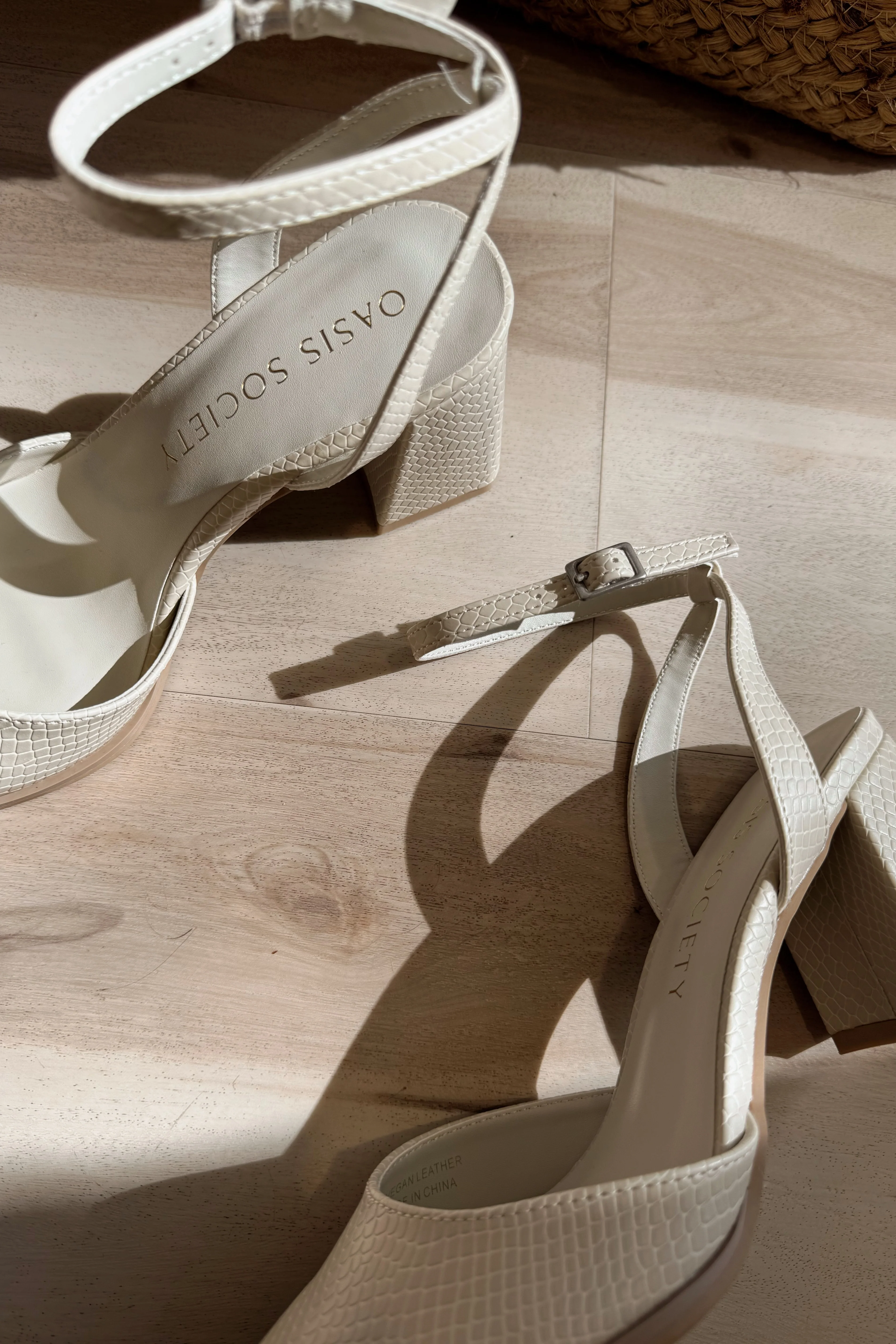 Princess Off White Snake Pointed Toe Heel - Image 11