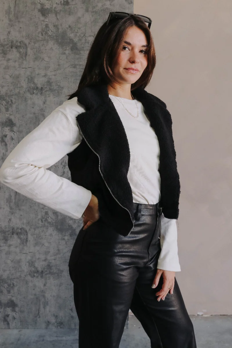 Sienna Black Sherpa Cropped Zip-Up Vest - Image 5