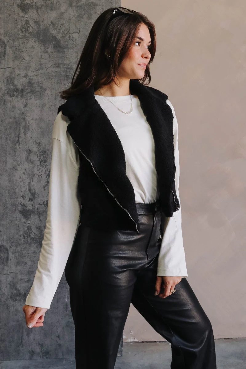 Sienna Black Sherpa Cropped Zip-Up Vest - Image 6