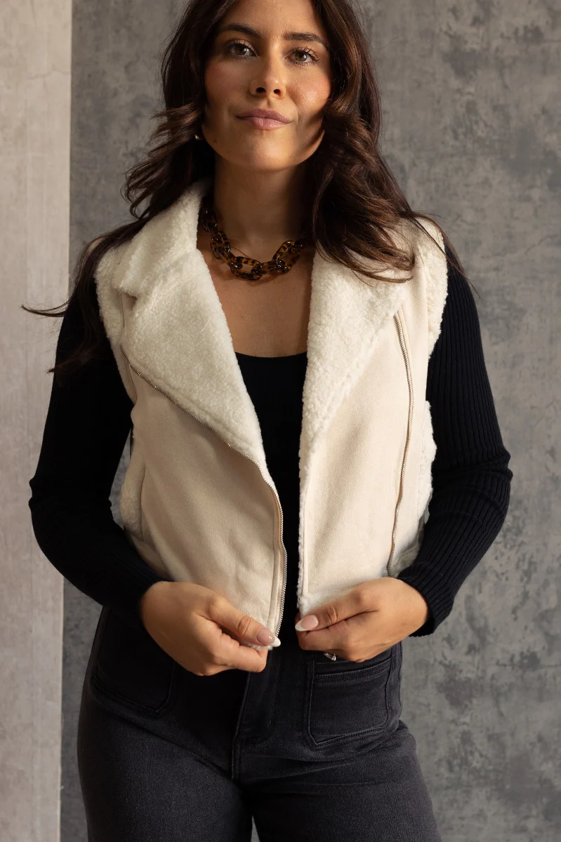 Sienna Ecru Sherpa Cropped Zip-Up Vest - Image 3