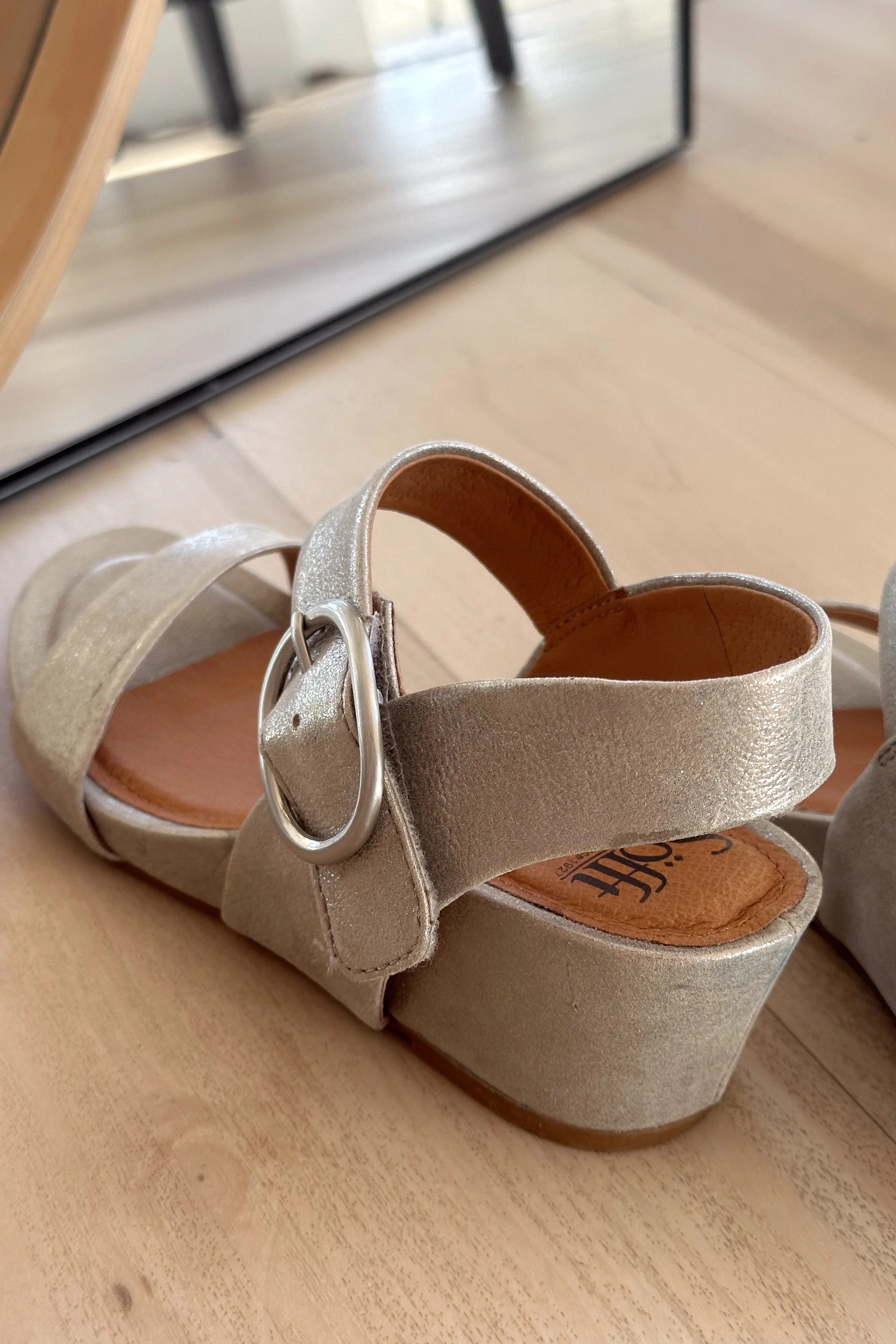 Sofft Vaya Silver Stone Wedge Sandal - Image 3