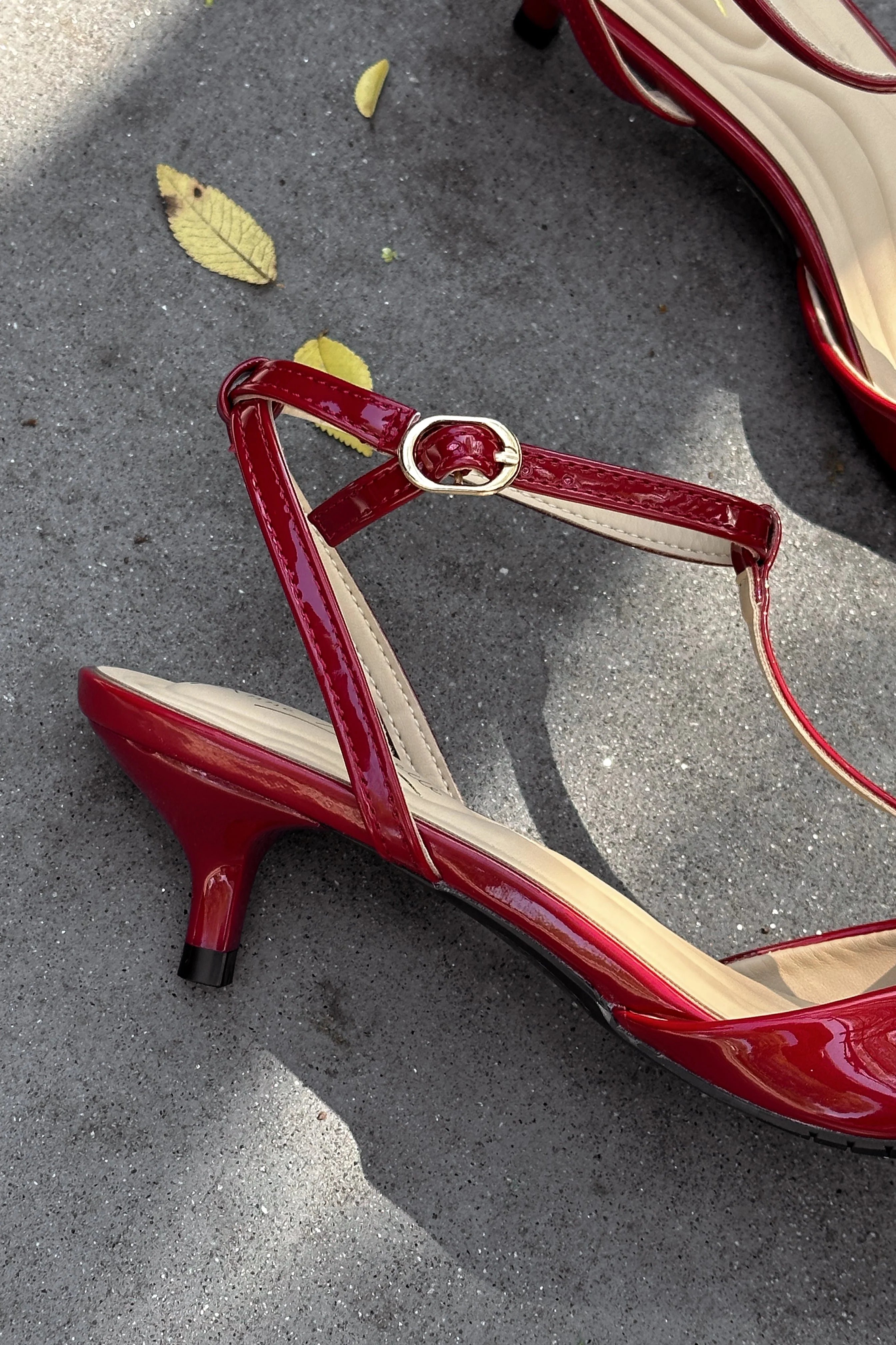 Stile Cherry Red Patent Leather Pointed Toe Heel - Image 4
