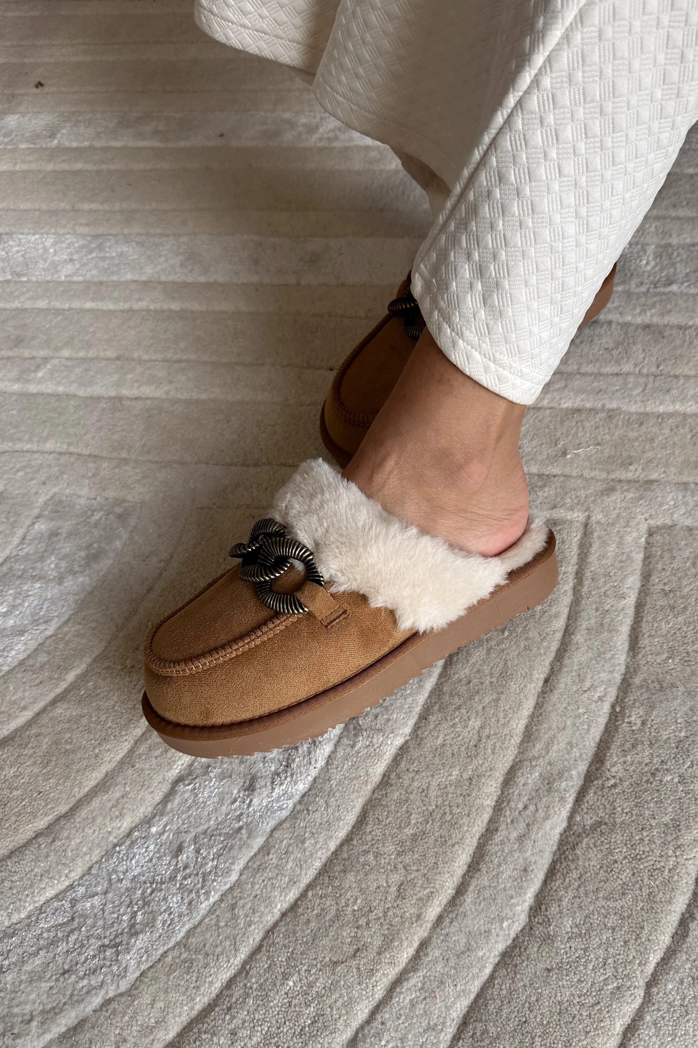 Taos Chestnut Fur Slipper - Image 3